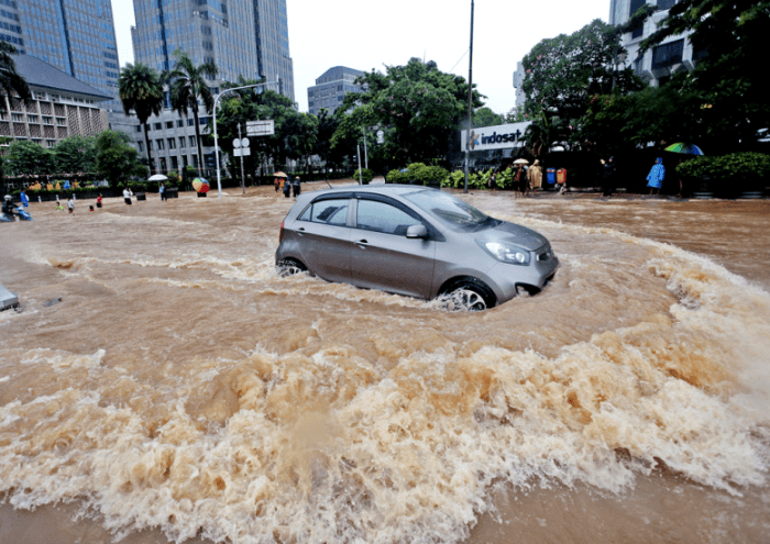 Jakarta floods slums flood climate rainy drowning developing renew stronger environmental calls eco business