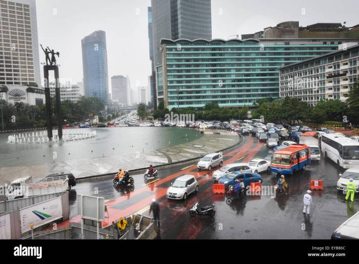 Cek Resi JNE Trucking Shopee: Panduan Lengkap untuk Pengiriman di Jakarta selama Musim Hujan